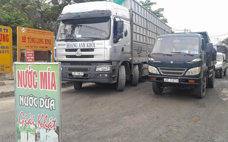 Người dân Đà Nẵng dựng rào chặn xe tải phản đối ô nhiễm