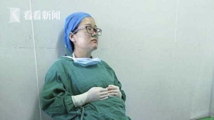 Nữ bác sĩ mang thai ở Trung Quốc ngã gục sau 4 ca mổ liên tục - Ảnh 1.