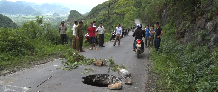 Xuất hiện hố tử thần 30m giữa đường ở Hà Giang - Ảnh 2.