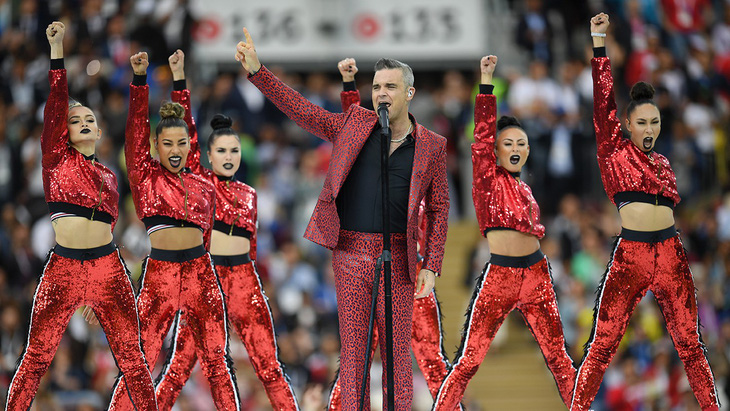 Giơ ‘ngón tay thối’ tại World Cup Robbie Williams có thể bị phạt tiền - Ảnh 1.