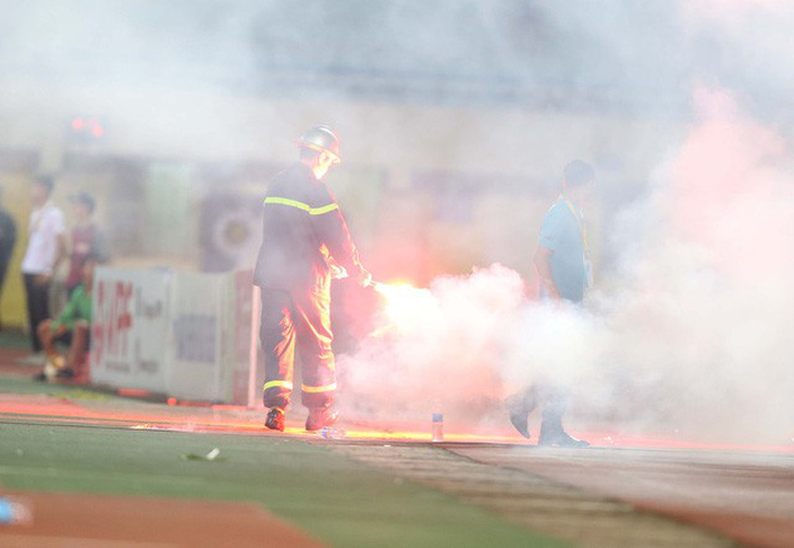 Các đội tại V-League còng lưng nộp phạt vì... cổ động viên quậy - Ảnh 1.