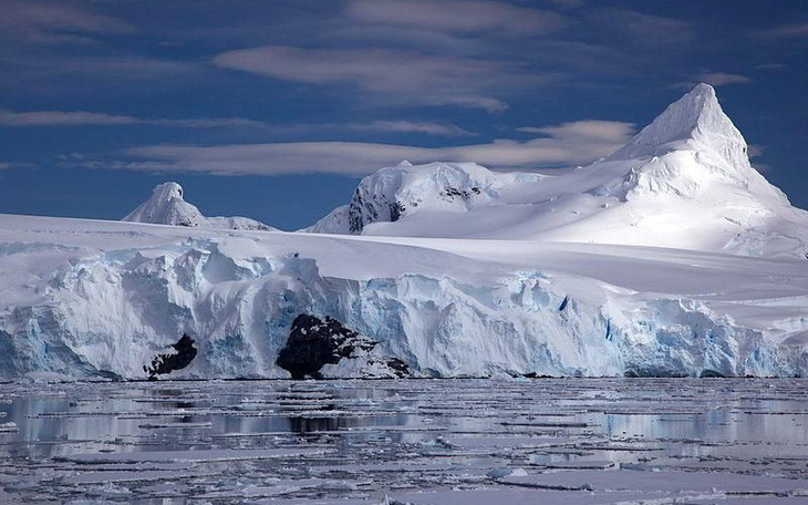 Băng Nam Cực tan khiến nước biển dâng 1cm