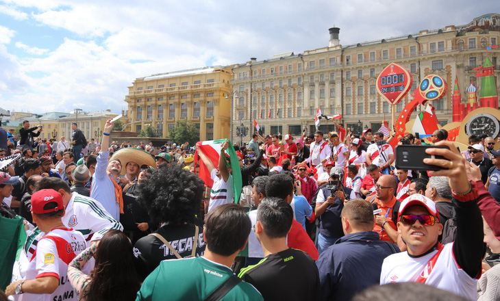 Xem người Nga kiếm tiền từ bữa tiệc bóng đá World Cup 2018 - Ảnh 2.