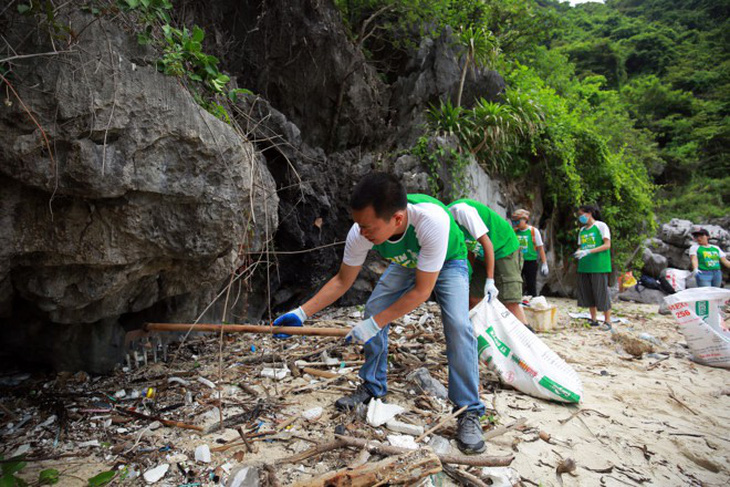 Thu gom gần 1 tấn rác tại 200m bờ biển vịnh Hạ Long - Ảnh 1.