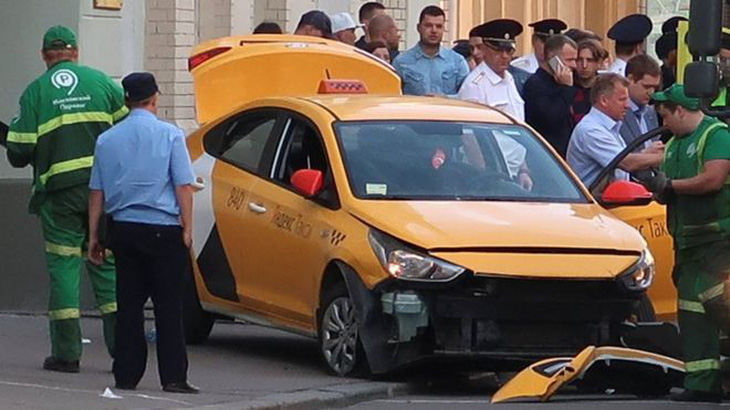 Lao xe vào đám đông đi xem World Cup ở Moscow, 8 người bị thương - Ảnh 1.