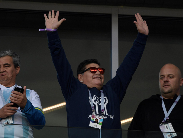 Maradona phì phèo xì gà, ‘phân biệt chủng tộc’ tại World Cup - Ảnh 3.