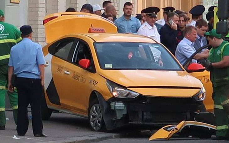 Lao xe vào đám đông đi xem World Cup ở Moscow, 8 người bị thương