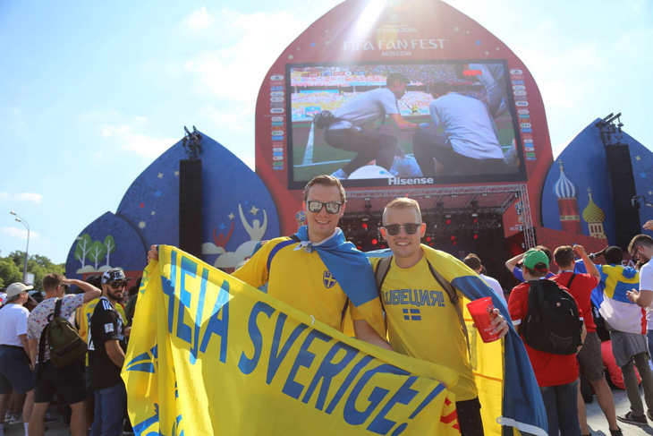 Trời quá nắng, cổ động viên Thụy Điển phải cởi trần xem bóng đá - Ảnh 11.