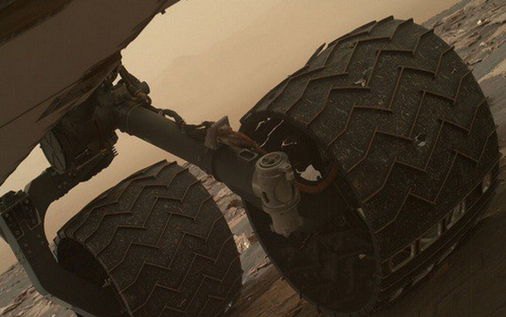 Tàu thăm dò NASA chụp ảnh selfie giữa bão cát sao Hỏa - Ảnh 2.