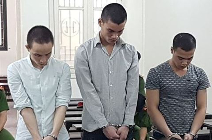 3 thanh niên ngồi tù vì giữ tay, ép rượu bé gái để xâm hại - Ảnh 1.