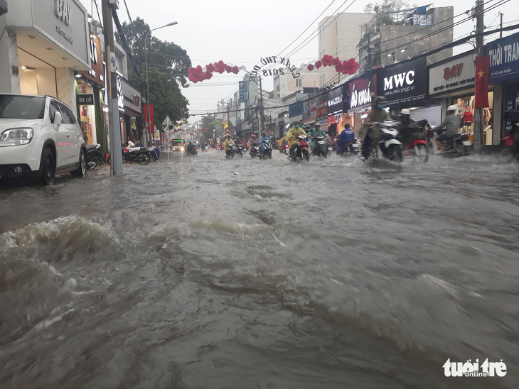 Sài Gòn giờ mưa lớn không ngập mới lạ - Ảnh 9.