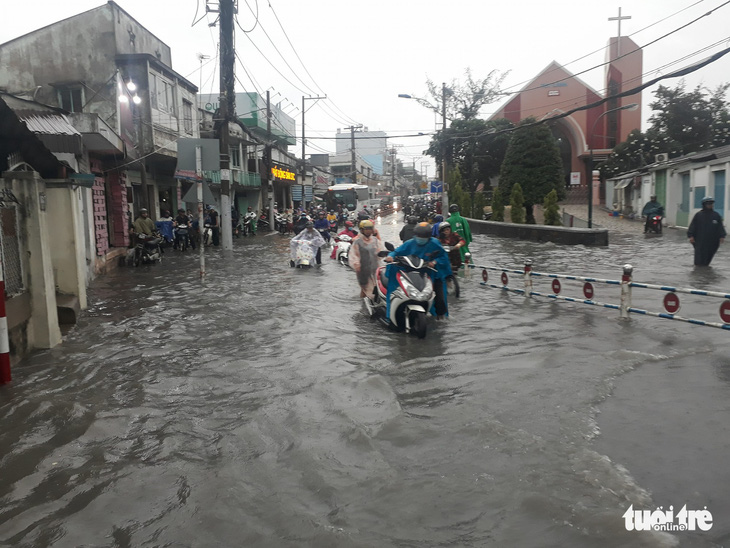 Sài Gòn giờ mưa lớn không ngập mới lạ - Ảnh 10.