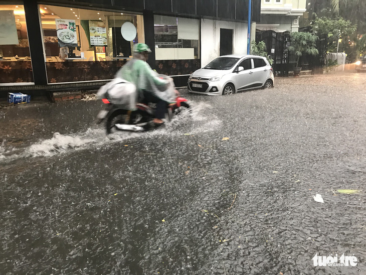 Sài Gòn giờ mưa lớn không ngập mới lạ - Ảnh 3.