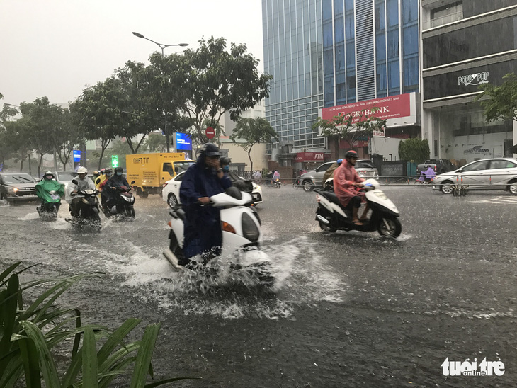Sài Gòn giờ mưa lớn không ngập mới lạ - Ảnh 1.