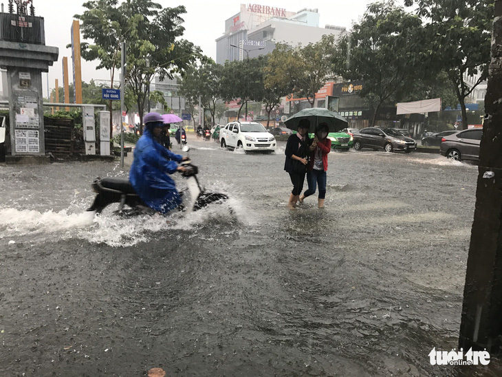 Sài Gòn giờ mưa lớn không ngập mới lạ - Ảnh 4.