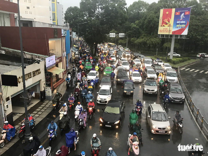 Sài Gòn giờ mưa lớn không ngập mới lạ - Ảnh 5.