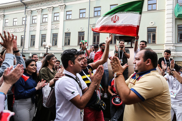 Cổ động viên Iran hừng hực lửa trước trận gặp Tây Ban Nha - Ảnh 5.