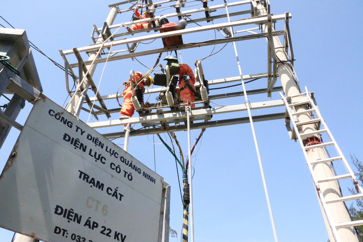 Sét đánh hỏng đường dây 22 kV, toàn huyện đảo Cô Tô mất điện - Ảnh 1.