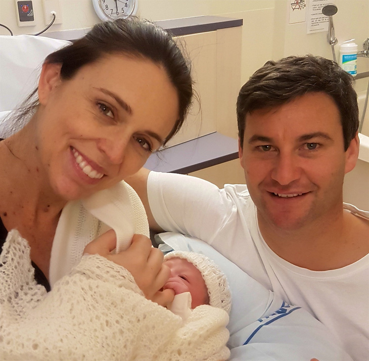 Thủ tướng New Zealand Jacinda Ardern sinh bé gái - Ảnh 1.
