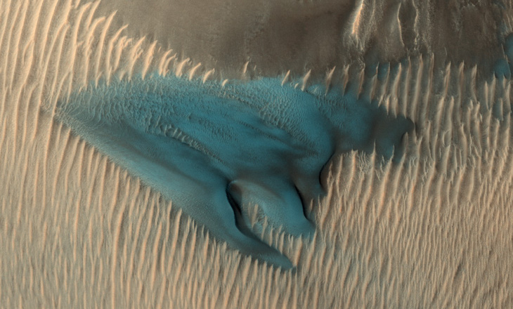 Đụn cát màu xanh bí ẩn trên Sao Hỏa - Ảnh 1.