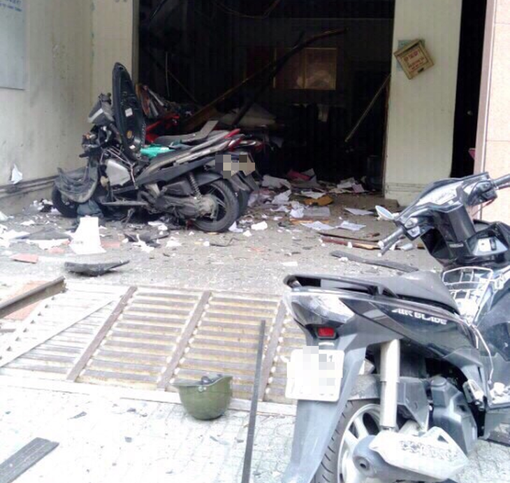 Trích camera 2 người nghi ném vật nổ vào công an phường 12 Tân Bình - Ảnh 3.