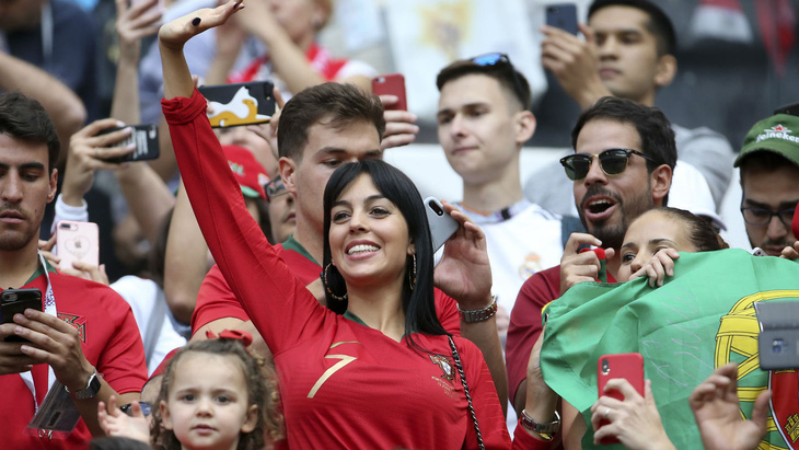 Ronaldo thăng hoa trên sân, bạn gái ủng hộ nhiệt tình trên khán đài - Ảnh 1.