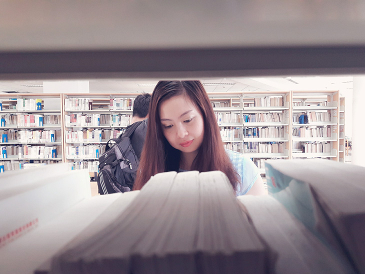 Khi cô đơn, bạn đừng quên đọc sách, hạnh phúc thực ra ở rất gần - Ảnh 2.