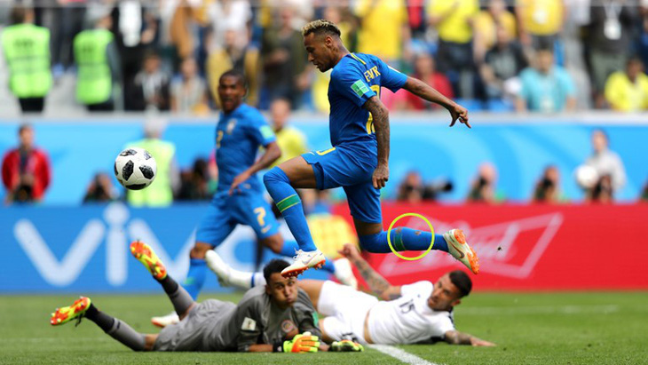 Neymar ghi bàn vào lưới Costa Rica là nhờ… mang tất rách? - Ảnh 3.