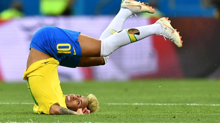 Neymar ghi bàn vào lưới Costa Rica là nhờ… mang tất rách? - Ảnh 4.