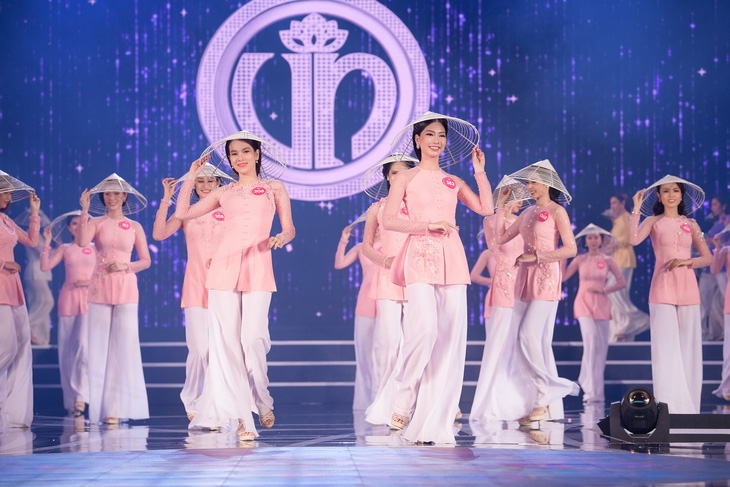 Lam Trường hát lại Gót hồng đưa 19 người đẹp vào chung kết Hoa hậu - Ảnh 1.