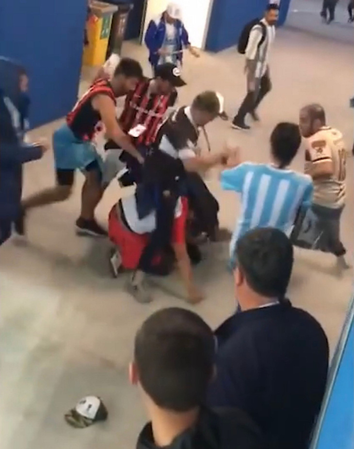 Fan Argentina nhổ nước bọt, đánh hội đồng fan Croatia để trút giận - Ảnh 3.