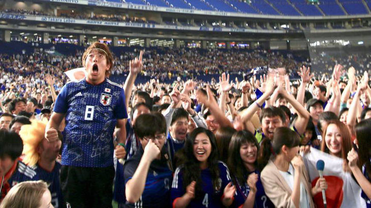 Nhật báo động vì quá nhiều người xem World Cup đi tiểu cùng lúc - Ảnh 3.