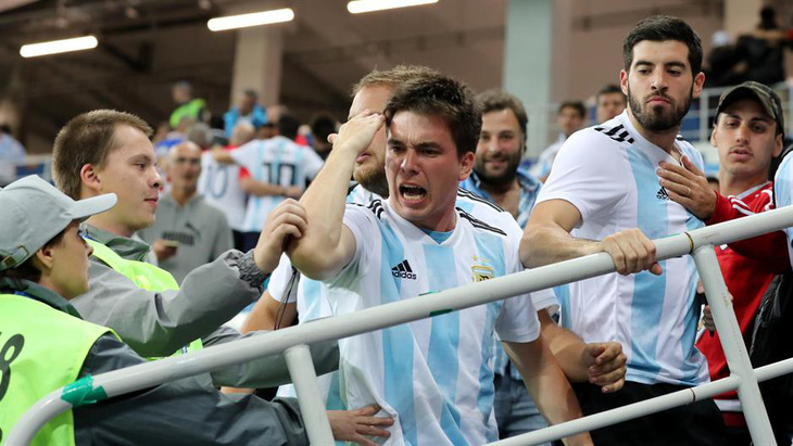 Fan Argentina nhổ nước bọt, đánh hội đồng fan Croatia để trút giận - Ảnh 5.