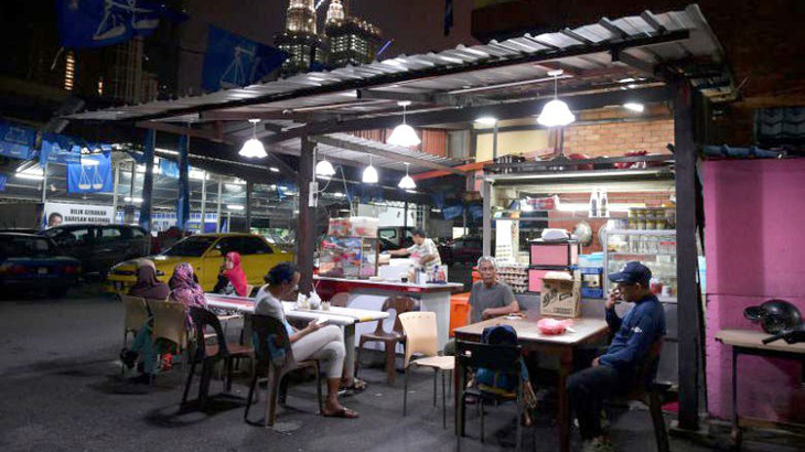 Malaysia cấm đầu bếp ngoại: Chủ nhà hàng rối bời - Ảnh 1.