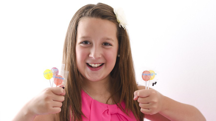 Cô bé 13 tuổi thành triệu phú nhờ làm kẹo mút - Ảnh 1.