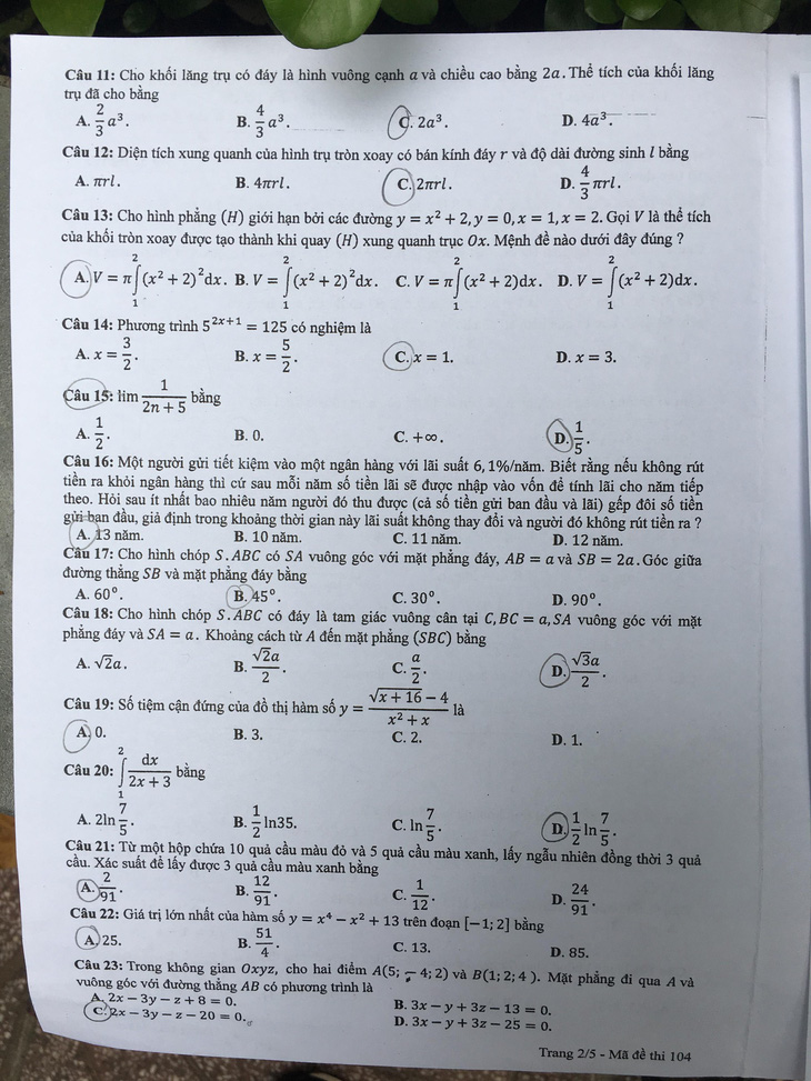 Thí sinh than đề thi toán THPT quốc gia dài và khó, nhiều em bật khóc - Ảnh 23.