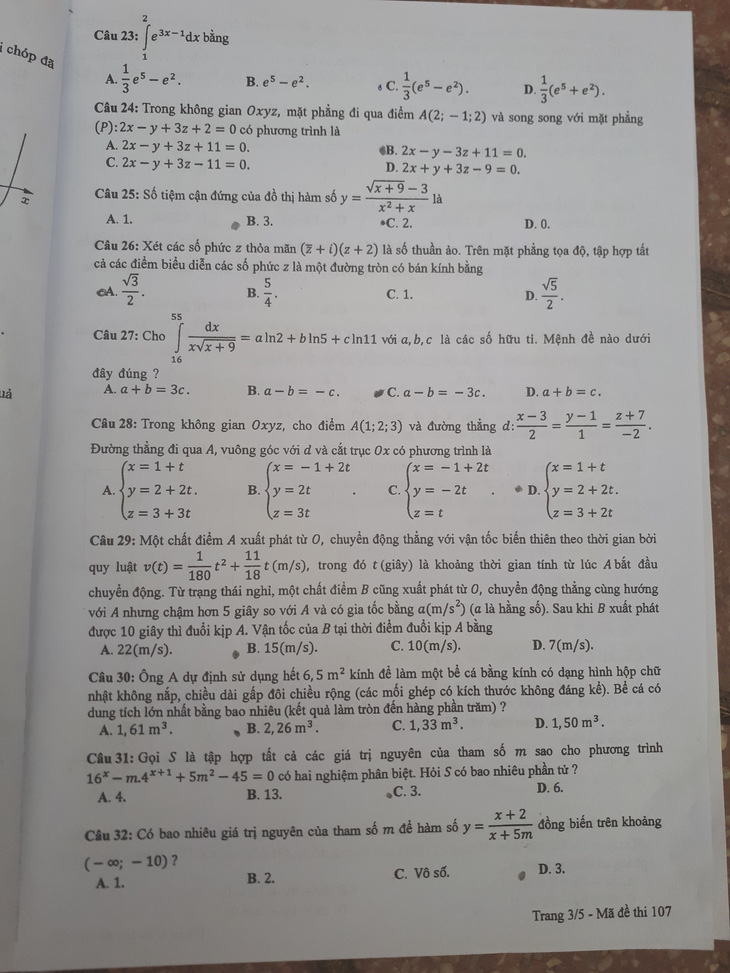 Thí sinh than đề thi toán THPT quốc gia dài và khó, nhiều em bật khóc - Ảnh 29.