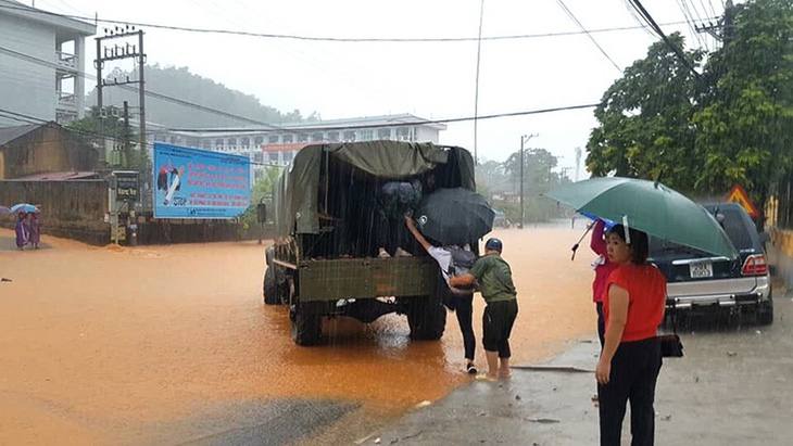 Lào Cai, Hà Giang, Lai Châu: cứu hộ cả đêm để thí sinh đến điểm thi - Ảnh 1.