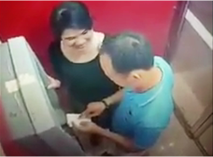 2 vợ chồng rút tiền từ thẻ ATM nhặt được đã trả cho nạn nhân - Ảnh 1.