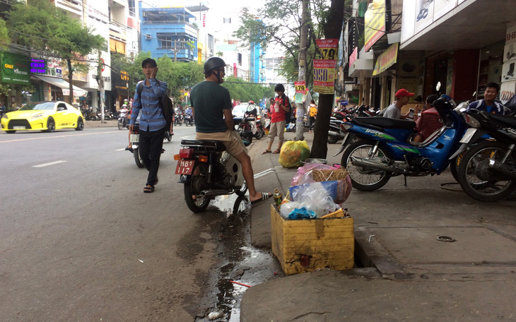 Đau đầu với nạn xả rác vào cống thoát nước - Ảnh 6.