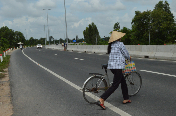 Người lớn, trẻ em mở đường gầm cầu tự cứu mình - Ảnh 1.