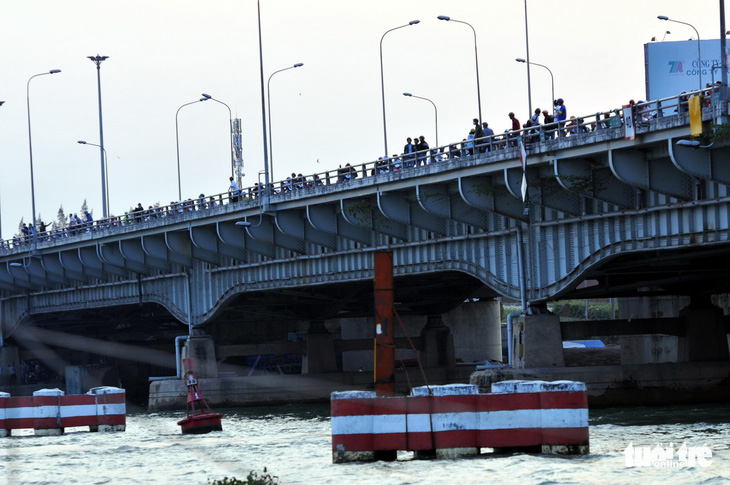 Điều tra vụ sà lan tự hành đâm gãy trụ chống va cầu Đồng Nai - Ảnh 1.