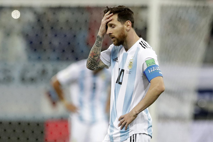Tiên tri mèo điếc Achilles đoán Messi phải rời World Cup sau đêm nay - Ảnh 4.
