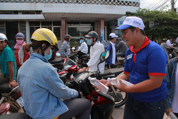 Khăn lạnh, nước mát giảm nhiệt cho sĩ tử mùa nắng nóng - Ảnh 1.