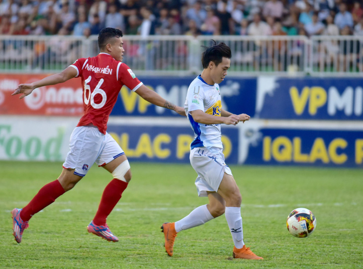 V-League 2018: Văn Toàn lập cú đúp, HAGL thắng đậm - Ảnh 1.