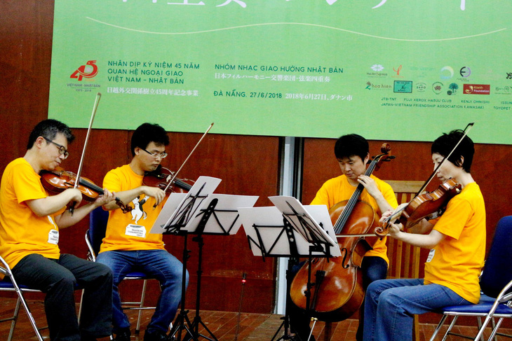 Nhóm nhạc Nhật chơi Diễm xưa cho bệnh nhân ung thư Đà Nẵng - Ảnh 2.
