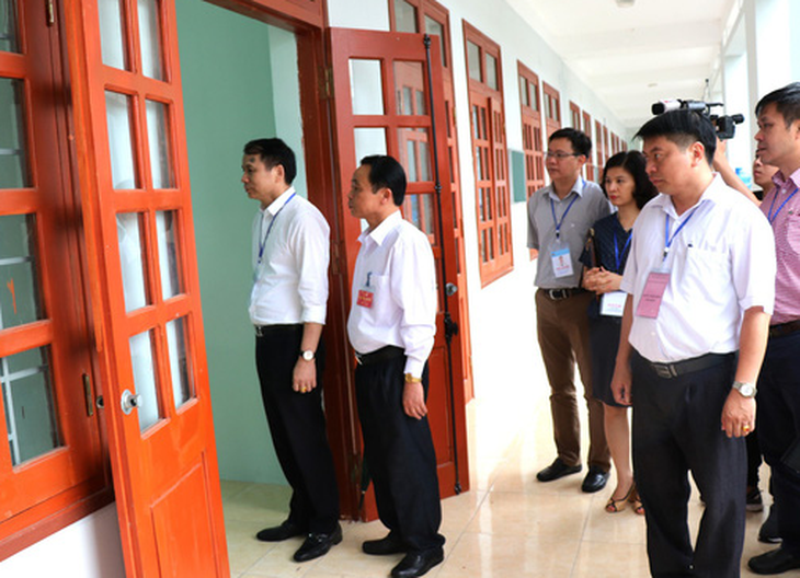 Thứ trưởng Bộ GD-ĐT thăm, động viên thí sinh vùng tâm lũ Hà Giang - Ảnh 1.