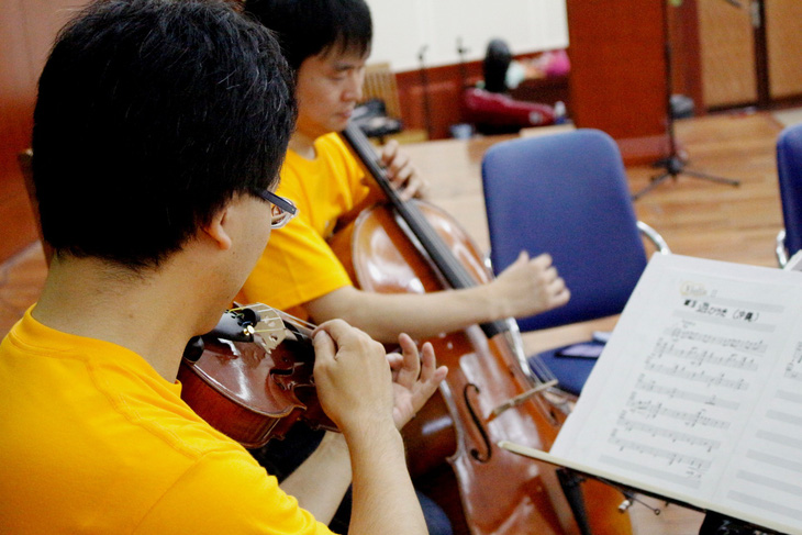 Nhóm nhạc Nhật chơi Diễm xưa cho bệnh nhân ung thư Đà Nẵng - Ảnh 3.