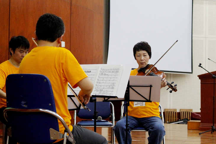 Nhóm nhạc Nhật chơi Diễm xưa cho bệnh nhân ung thư Đà Nẵng - Ảnh 4.