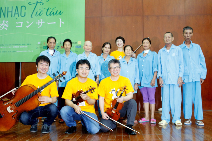 Nhóm nhạc Nhật chơi Diễm xưa cho bệnh nhân ung thư Đà Nẵng - Ảnh 8.